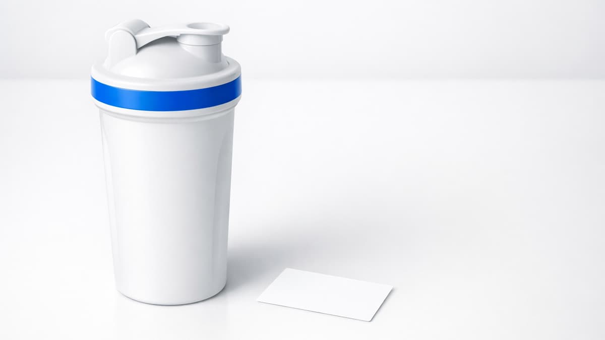 Weisser Protein Shaker mit blauem Akzent auf hellem Hintergrund – White Label Konzept