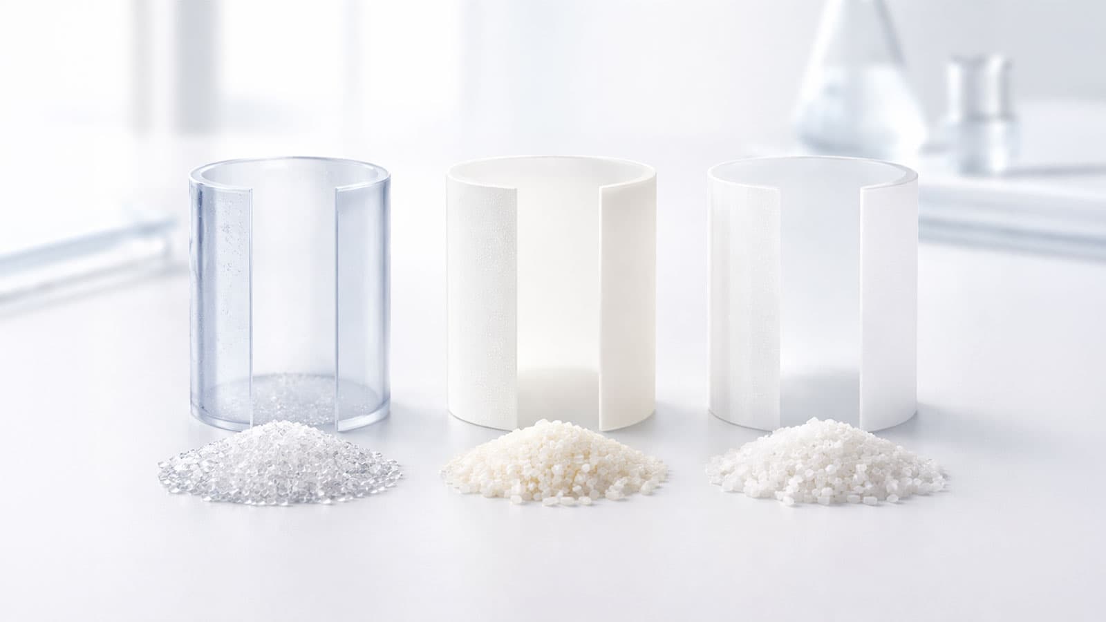 Vergleich verschiedener Shaker-Materialien Tritan PP PE nebeneinander auf hellem Hintergrund