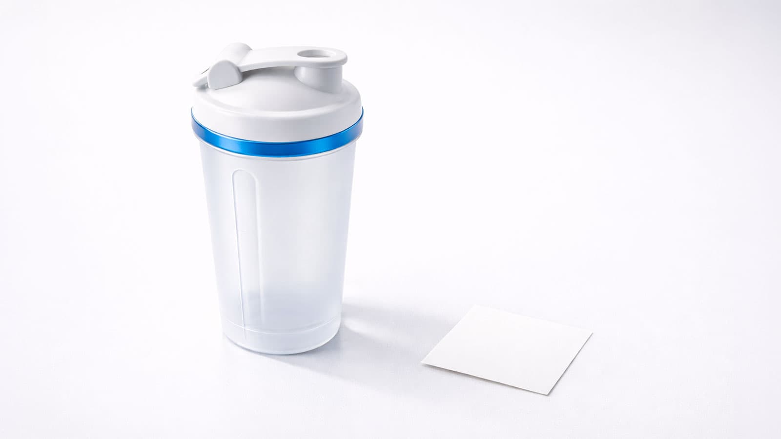Weisser Protein Shaker mit blauem Akzent auf hellem Hintergrund – White Label Konzept