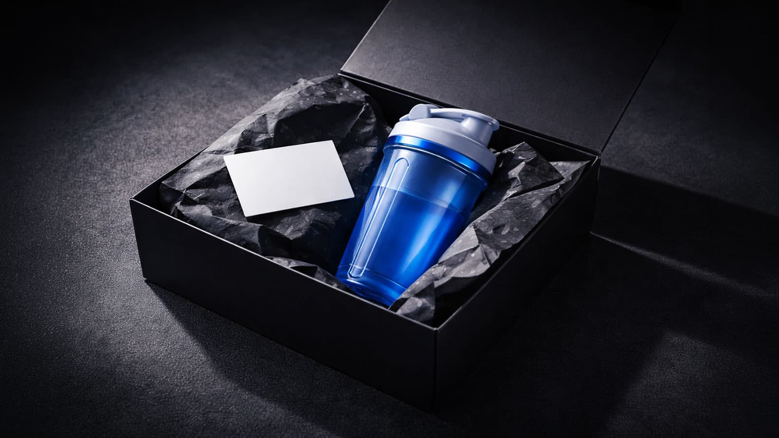 D2C-Brand mit eigener gebrandeter Trinkflasche als Merchandise im Online-Shop