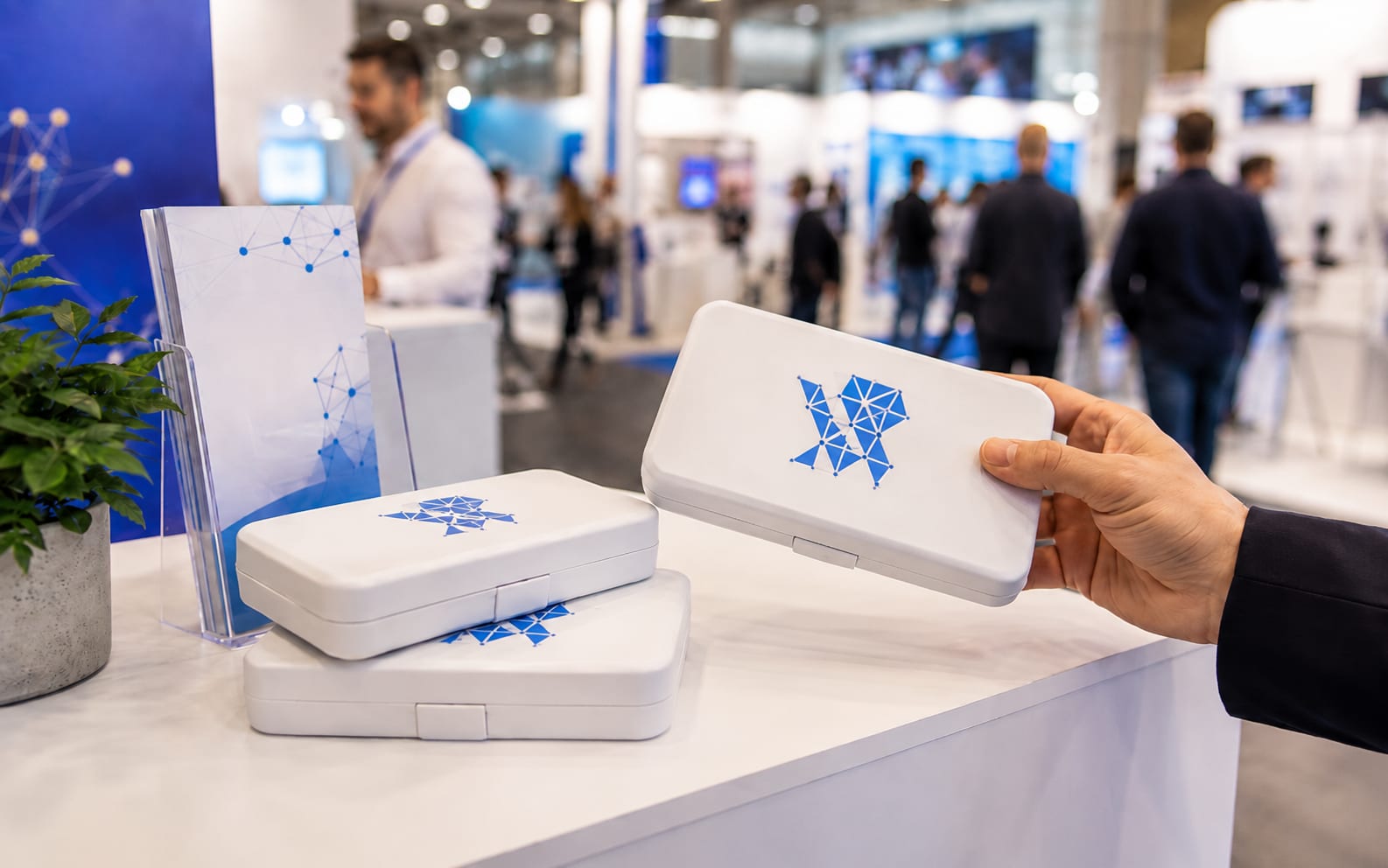 Vásári stand egy tál nyomtatott tablettatartóval, ajándékként a látogatóknak